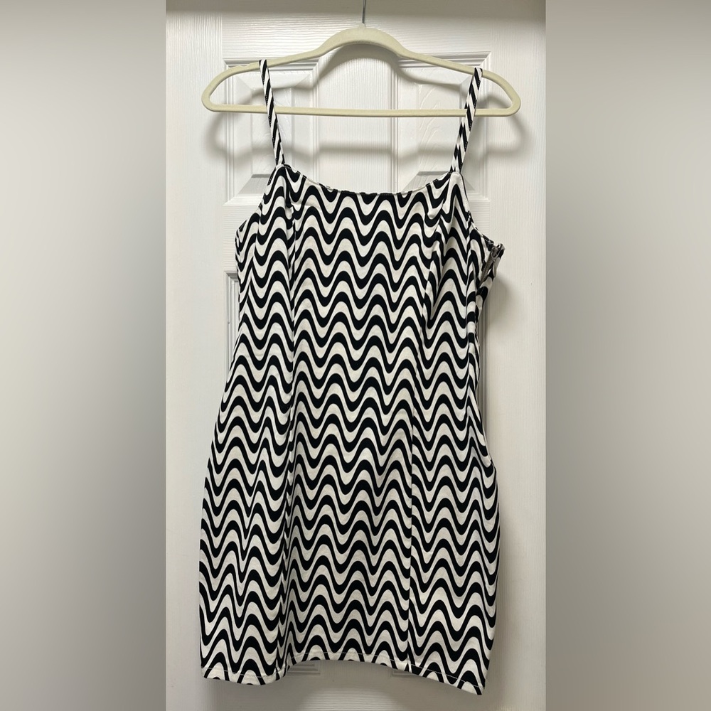 H&M Retro Black & White Wavy Stripe Print Fitted Dress, Size Medium NWT